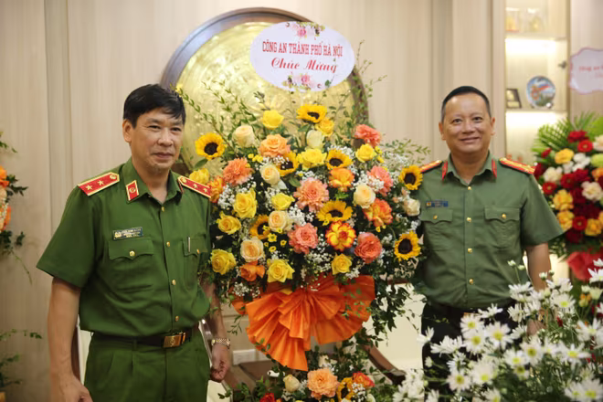 Đại tá Phạm Thanh Hùng, Phó Giám đốc CATP Hà Nội tặng hoa chúc mừng Trung tướng, GS.TS Trần Minh Hưởng, Giám đốc Học viện Cảnh sát nhân dân Đại tá Phạm Thanh Hùng, Phó Giám đốc CATP Hà Nội tặng hoa chúc mừng Trung tướng, GS.TS Trần Minh Hưởng, Giám đốc Học viện Cảnh sát nhân dân