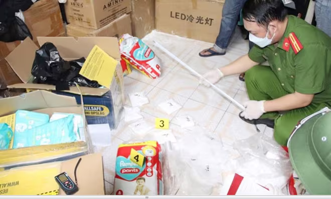 Lực lượng chức năng khám xét khẩn cấp nhà của Phạm Thị Quỳnh Trang Lực lượng chức năng khám xét khẩn cấp nhà của Phạm Thị Quỳnh Trang