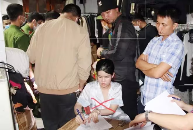 Hotgirl Quỳnh Trang bị bắt giữ Hotgirl Quỳnh Trang bị bắt giữ