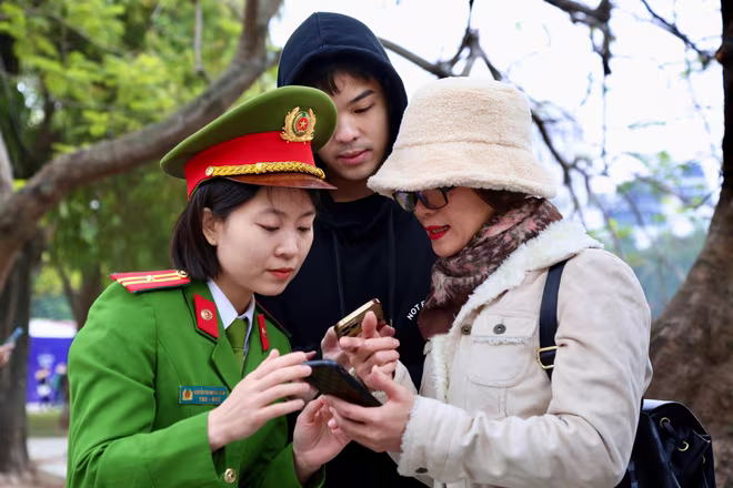 Công dân được cán bộ công an hướng dẫn tận tình để có thể dễ dàng cài đặt ứng dụng Công dân được cán bộ công an hướng dẫn tận tình để có thể dễ dàng cài đặt ứng dụng