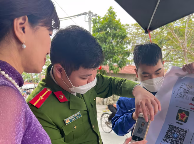 CAH Đông Anh tạo các mã QR để người dân dễ dàng cài đặt ứng dụng VNeID CAH Đông Anh tạo các mã QR để người dân dễ dàng cài đặt ứng dụng VNeID