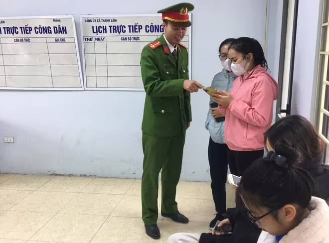 CAH Mê Linh hướng dẫn nhân dân cài đặt ứng dụng VNeID tại trụ sở các xã CAH Mê Linh hướng dẫn nhân dân cài đặt ứng dụng VNeID tại trụ sở các xã