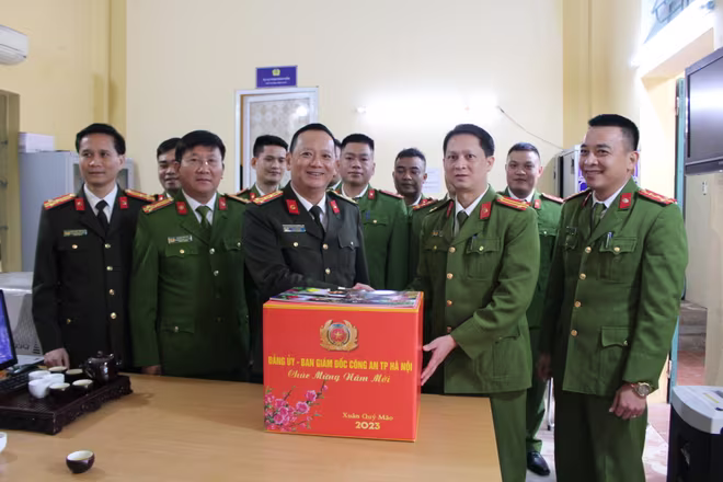 Đại tá Phạm Thanh Hùng, Phó Giám đốc CATP thăm, chúc Tết CBCS Công an xã Kiêu Kỵ (huyện Gia Lâm) Đại tá Phạm Thanh Hùng, Phó Giám đốc CATP thăm, chúc Tết CBCS Công an xã Kiêu Kỵ (huyện Gia Lâm)