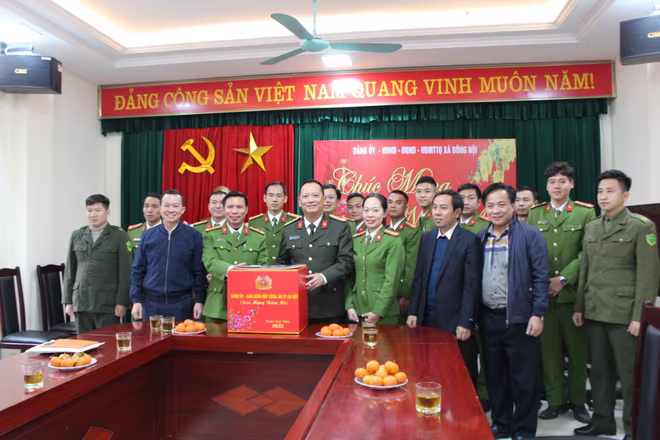 Thăm và chúc Tết CBCS Công an xã Đông Hội (huyện Đông Anh)... Thăm và chúc Tết CBCS Công an xã Đông Hội (huyện Đông Anh)...