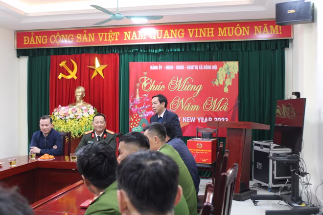 Ông Hoàng Văn Hội, Bí thư Đảng ủy xã Đông Hội cảm ơn tình cảm của Đảng ủy, Ban Giám đốc CATP dành cho Công an xã và nhân dân xã Đông Hội Ông Hoàng Văn Hội, Bí thư Đảng ủy xã Đông Hội cảm ơn tình cảm của Đảng ủy, Ban Giám đốc CATP dành cho Công an xã và nhân dân xã Đông Hội