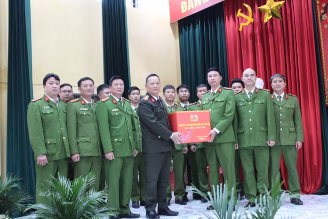 Tặng quà CBCS Công an xã Kim Lũ Tặng quà CBCS Công an xã Kim Lũ