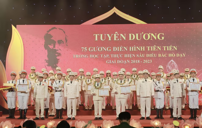 23 tập thể, 52 cá nhân được tuyên dương do có thành tích trong thực hiện Sáu điều Bác Hồ dạy CAND