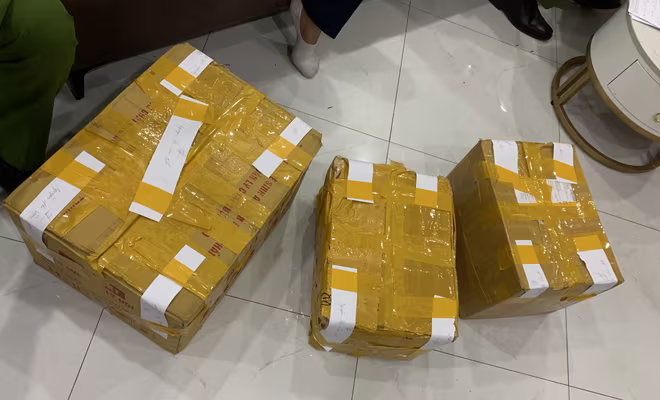 Cơ quan công an đã thu giữ 500 chiếc điện thoại, máy tính bảng các loại của Văn Đình Hiếu để phục vụ công tác điều tra Cơ quan công an đã thu giữ 500 chiếc điện thoại, máy tính bảng các loại của Văn Đình Hiếu để phục vụ công tác điều tra