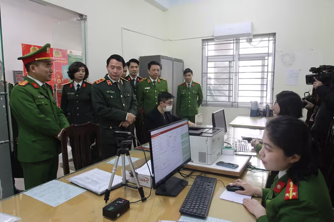 Đoàn công tác của Bộ Công an do Trung tướng Lê Quốc Hùng, Ủy viên Trung ương Đảng, Thứ trưởng Bộ Công an kiểm tra CAP kiểu mẫu tại quận Hà Đông Đoàn công tác của Bộ Công an do Trung tướng Lê Quốc Hùng, Ủy viên Trung ương Đảng, Thứ trưởng Bộ Công an kiểm tra CAP kiểu mẫu tại quận Hà Đông