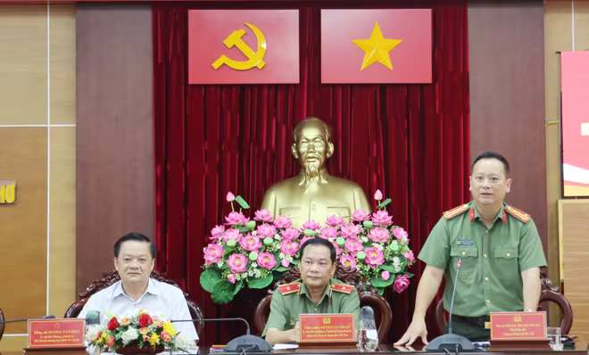 Đại tá Phạm Thanh Hùng, Phó Giám đốc CATP Hà Nội phát biểu tại hội nghị Đại tá Phạm Thanh Hùng, Phó Giám đốc CATP Hà Nội phát biểu tại hội nghị