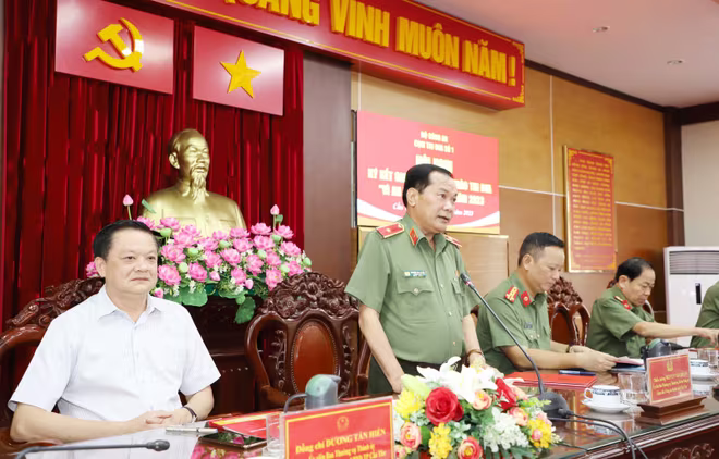 Thiếu tướng Nguyễn Văn Thuận, Giám đốc Công an TP Cần Thơ phát biểu tại hội nghị Thiếu tướng Nguyễn Văn Thuận, Giám đốc Công an TP Cần Thơ phát biểu tại hội nghị