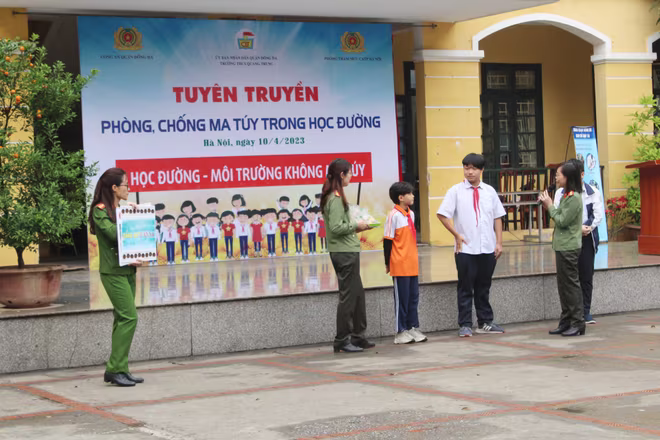 Tuyên truyền trực quan giúp các em học sinh nhận thức nhanh hơn về các loại ma túy, từ đó tránh xa để một môi trường học đường không ma túy