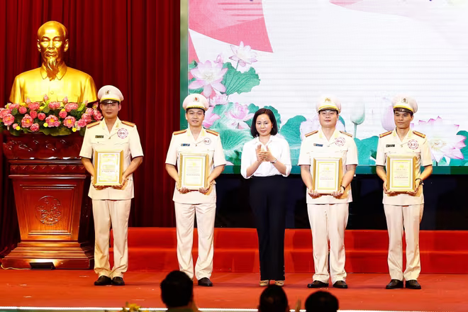 Đại diện Ban Giám khảo trao giải Chuyên đề cho các thí sinh Đại diện Ban Giám khảo trao giải Chuyên đề cho các thí sinh