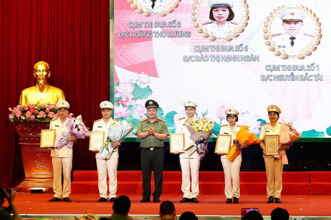 Thượng tá Trần Văn Hùng, Trưởng phòng Công tác Đảng và công tác chính trị, Trưởng ban Giám khảo trao Giải Khuyến khích cho các thí sinh Thượng tá Trần Văn Hùng, Trưởng phòng Công tác Đảng và công tác chính trị, Trưởng ban Giám khảo trao Giải Khuyến khích cho các thí sinh