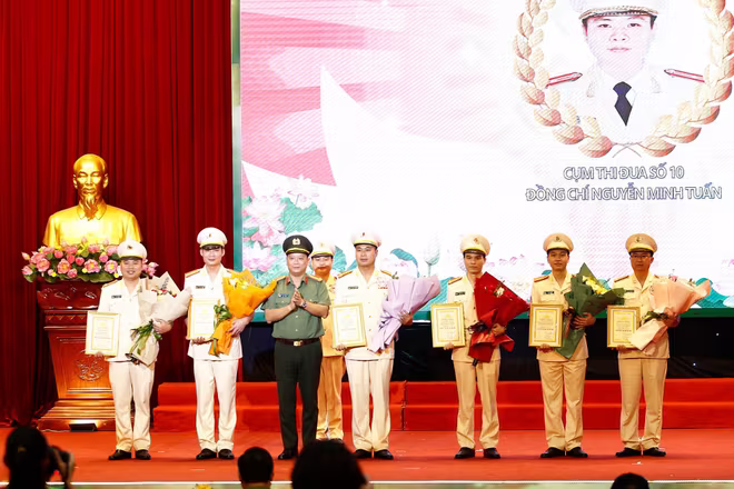 Đại tá Phạm Thanh Hùng - Phó Bí thư Đảng ủy, Phó Giám đốc CATP, Trưởng BCĐ Tổ chức hội thi trao giải B và giải C cho các thí sinh Đại tá Phạm Thanh Hùng - Phó Bí thư Đảng ủy, Phó Giám đốc CATP, Trưởng BCĐ Tổ chức hội thi trao giải B và giải C cho các thí sinh