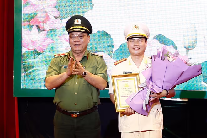 Trung tướng Nguyễn Hải Trung trao Giải A cuộc thi cho Thiếu tá Nguyễn Minh Tuấn - Bí thư Chi bộ, Trưởng Công an xã Đại Áng, huyện Thanh Trì Trung tướng Nguyễn Hải Trung trao Giải A cuộc thi cho Thiếu tá Nguyễn Minh Tuấn - Bí thư Chi bộ, Trưởng Công an xã Đại Áng, huyện Thanh Trì