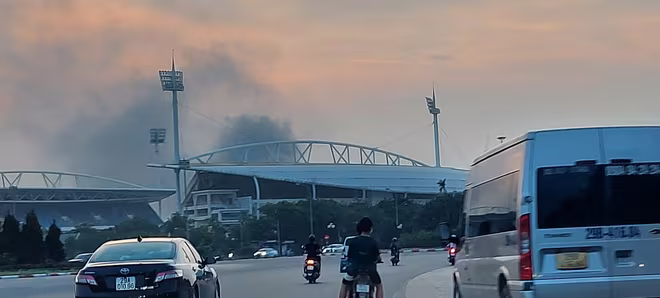 Nhìn từ SVĐ Mỹ Đình, cột khói bốc cao