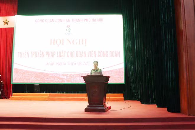 Trung tá Bùi Anh Đức phát biểu trong chương trình Trung tá Bùi Anh Đức phát biểu trong chương trình