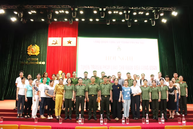 Các đại biểu dự hội nghị Các đại biểu dự hội nghị