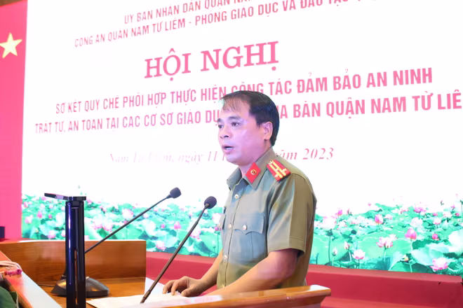 Thượng tá Đoàn Tuấn Anh, Phó trưởng CAQ Nam Từ Liêm phát biểu khai mạc hội nghị Thượng tá Đoàn Tuấn Anh, Phó trưởng CAQ Nam Từ Liêm phát biểu khai mạc hội nghị