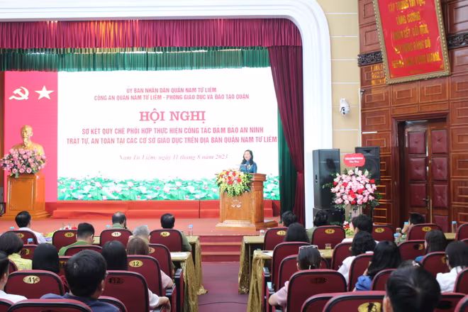 Bà Nguyễn Thị Hương, Trưởng phòng Giáo dục Đào tạo quận Nam Từ Liêm phát biểu tiếp thu ý kiến chỉ đạo tại hội nghị Bà Nguyễn Thị Hương, Trưởng phòng Giáo dục Đào tạo quận Nam Từ Liêm phát biểu tiếp thu ý kiến chỉ đạo tại hội nghị