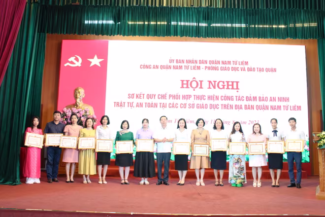 Ông Trần Thanh Long trao thưởng cho các tập thể có thành tích trong công tác thực hiện quy chế phối hợp Ông Trần Thanh Long trao thưởng cho các tập thể có thành tích trong công tác thực hiện quy chế phối hợp