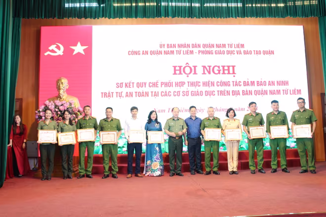 Đại diện CATP và Sở Giáo dục đào tạo trao khen cho các cá nhân có thành tích xuất sắc Đại diện CATP và Sở Giáo dục đào tạo trao khen cho các cá nhân có thành tích xuất sắc