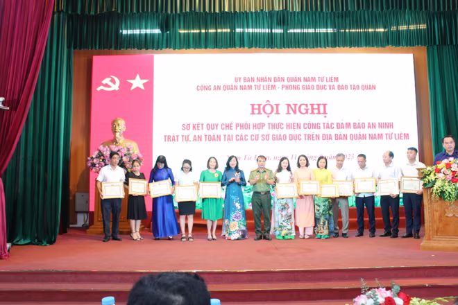 Chỉ huy CAQ Nam Từ Liêm và Phòng Giáo dục đào tạo quận trao thưởng cho các cá nhân có thành tích xuất sắc Chỉ huy CAQ Nam Từ Liêm và Phòng Giáo dục đào tạo quận trao thưởng cho các cá nhân có thành tích xuất sắc