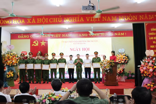 Trong quá trình triển khai phong trào toàn dân bảo vệ ANTQ, phường Trung Văn đã có nhiều tập thể, cá nhân được khen thưởng Trong quá trình triển khai phong trào toàn dân bảo vệ ANTQ, phường Trung Văn đã có nhiều tập thể, cá nhân được khen thưởng