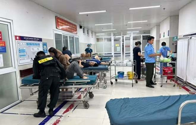 Lực lượng CSCĐ Công an tỉnh Quảng Bình đưa người bị nạn đến bệnh viện cấp cứu Lực lượng CSCĐ Công an tỉnh Quảng Bình đưa người bị nạn đến bệnh viện cấp cứu