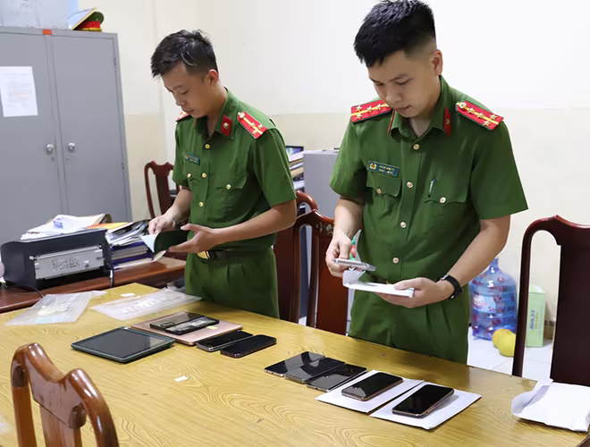Cơ quan công an đã khám phá nhiều vụ mua bán dữ liệu cá nhân, chặn "nguồn tài nguyên" để các đối tượng lừa đảo lợi dụng Cơ quan công an đã khám phá nhiều vụ mua bán dữ liệu cá nhân, chặn "nguồn tài nguyên" để các đối tượng lừa đảo lợi dụng