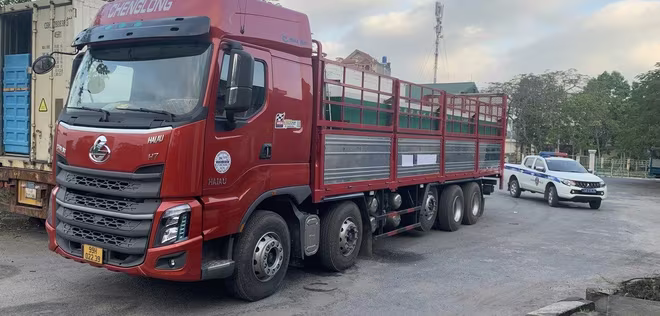 Chiếc xe tải chở 450kg cá tầm nhập lậu Chiếc xe tải chở 450kg cá tầm nhập lậu