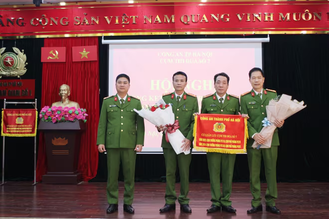 Bàn giao Cờ luân lưu đơn vị Cụm trưởng, Cụm phó Cụm thi đua số 7 năm 2024 cho Trại tạm giam số 2 và Trung đoàn CSCĐ... Bàn giao Cờ luân lưu đơn vị Cụm trưởng, Cụm phó Cụm thi đua số 7 năm 2024 cho Trại tạm giam số 2 và Trung đoàn CSCĐ...