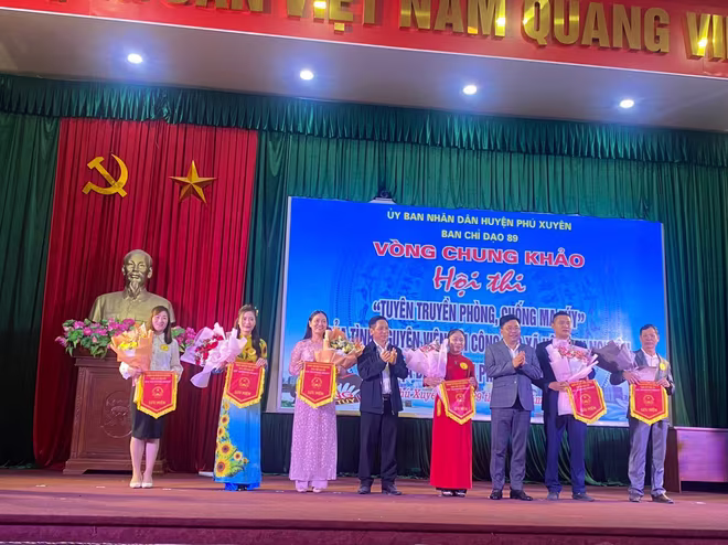 Lãnh đạo huyện Phú Xuyên tặng cờ các đội tham gia hội thi Lãnh đạo huyện Phú Xuyên tặng cờ các đội tham gia hội thi