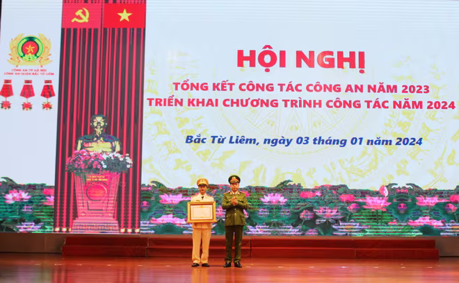 Thừa ủy quyền của Thủ tướng Chính phủ, Thiếu tướng Nguyễn Hồng Ky trao Bằng khen của Thủ tướng cho Đại úy Nguyễn Hữu Cường, cán bộ Đội CSĐT TP về ma túy CAQ Bắc Từ Liêm Thừa ủy quyền của Thủ tướng Chính phủ, Thiếu tướng Nguyễn Hồng Ky trao Bằng khen của Thủ tướng cho Đại úy Nguyễn Hữu Cường, cán bộ Đội CSĐT TP về ma túy CAQ Bắc Từ Liêm