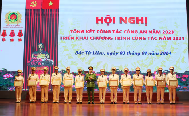 Thiếu tướng Nguyễn Hồng Ky tặng Bằng khen của Bộ Công an cho các tập thể, cá nhân... Thiếu tướng Nguyễn Hồng Ky tặng Bằng khen của Bộ Công an cho các tập thể, cá nhân...