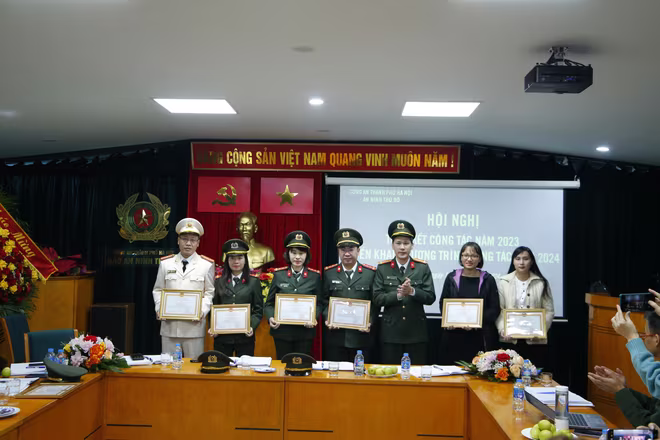 Trung tá Vũ Mạnh Hùng, Phó trưởng Ban biên tập An ninh Thủ đô trao Giấy khen của Giám đốc CATP cho các cá nhân