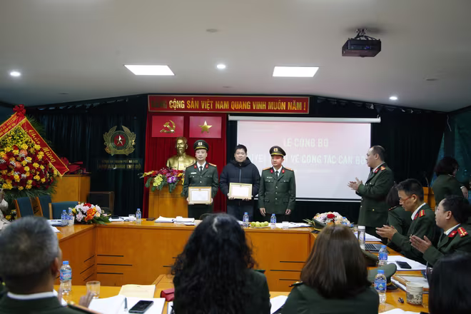 Trung tá Chu Quốc Dũng, Phó trưởng Ban Biên tập An ninh Thủ đô trao giấy khen của Giám đốc CATP cho các cá nhân