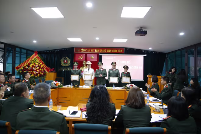 Trung tá Lưu Hồng Quân, Phó trưởng Ban biên tập An ninh Thủ đô trao Giấy khen của Giám đốc CATP cho các gương điển hình tiên tiến