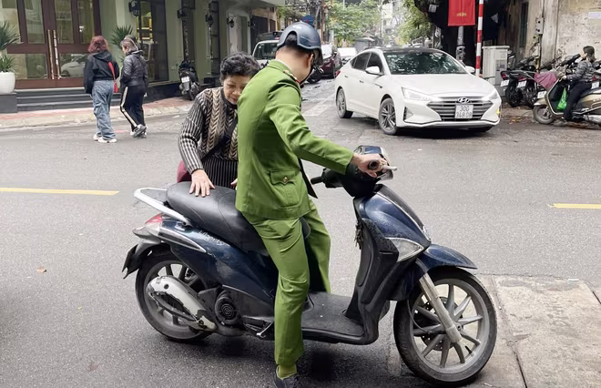 CAQ Ba Đình tổ chức lực lượng đến tận nhà đón người dân khó khăn đi lại lên trụ sở UBND phường mở tài khoản an sinh xã hội