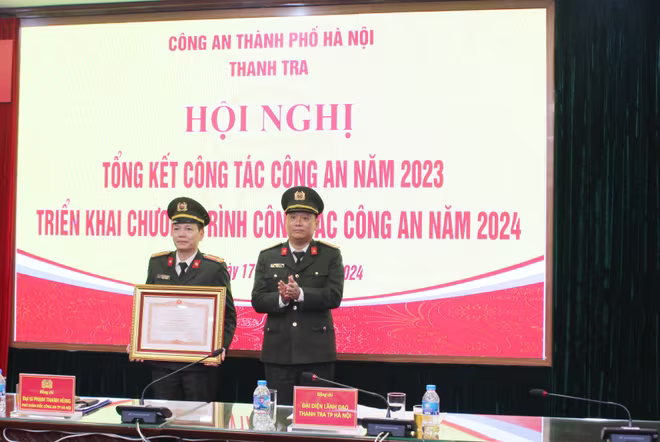 Đại tá Phạm Thanh Hùng trao Bằng khen của Thủ tướng Chính phủ cho cá nhân đang công tác tại Thanh tra CATP Đại tá Phạm Thanh Hùng trao Bằng khen của Thủ tướng Chính phủ cho cá nhân đang công tác tại Thanh tra CATP