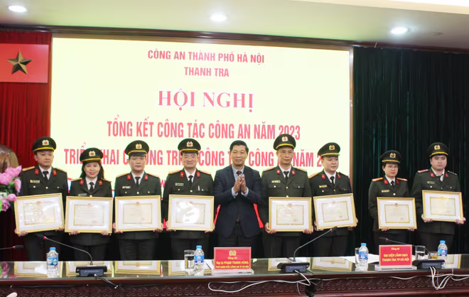 Đồng chí Kiều Xuân Huy, Phó Chánh Thanh tra TP Hà Nội trao khen thưởng của Thanh tra TP Hà Nội cho các cá nhân, tập thể Đồng chí Kiều Xuân Huy, Phó Chánh Thanh tra TP Hà Nội trao khen thưởng của Thanh tra TP Hà Nội cho các cá nhân, tập thể