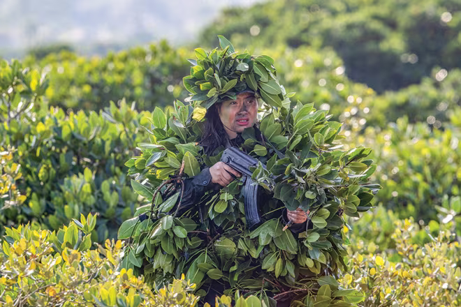 Nữ chiến sỹ cũng không hề thua kém các đồng đội nam của mình Nữ chiến sỹ cũng không hề thua kém các đồng đội nam của mình