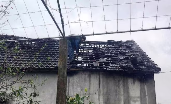 Ngôi nhà bị cháy rụi sau khi đối tượng dùng xăng phóng hỏa Ngôi nhà bị cháy rụi sau khi đối tượng dùng xăng phóng hỏa