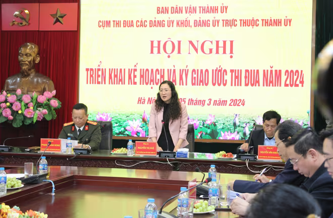 Đồng chí Nguyễn Thị Huệ, Phó ban Dân vận Thành ủy Hà Nội phát biểu tại hội nghị Đồng chí Nguyễn Thị Huệ, Phó ban Dân vận Thành ủy Hà Nội phát biểu tại hội nghị