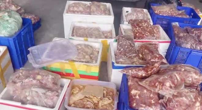 Gần 1 tấn thực phẩm bẩn đang được sơ chế để đưa ra thị trường tiêu thụ Gần 1 tấn thực phẩm bẩn đang được sơ chế để đưa ra thị trường tiêu thụ