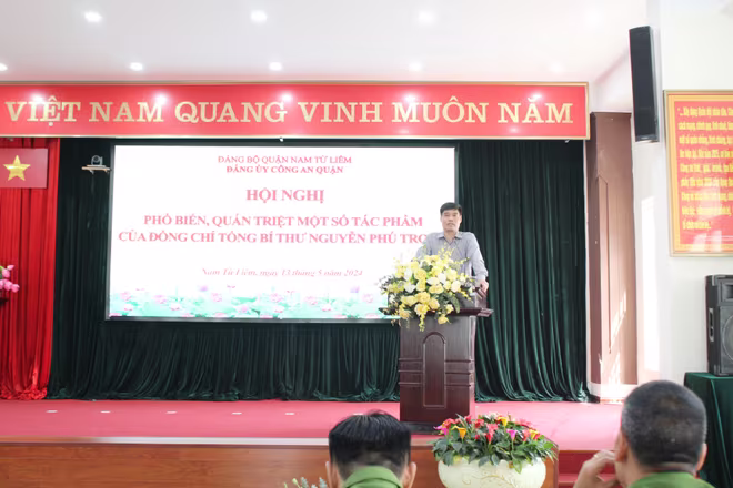 PGS.TS Lê Văn Cường, Phó Viện trưởng Viện Xây dựng Đảng, Học viện Chính trị Quốc gia Hồ Chí Minh quán triệt một số nội dung các tác phẩm của Tổng Bí thư Nguyễn Phú Trọng PGS.TS Lê Văn Cường, Phó Viện trưởng Viện Xây dựng Đảng, Học viện Chính trị Quốc gia Hồ Chí Minh quán triệt một số nội dung các tác phẩm của Tổng Bí thư Nguyễn Phú Trọng