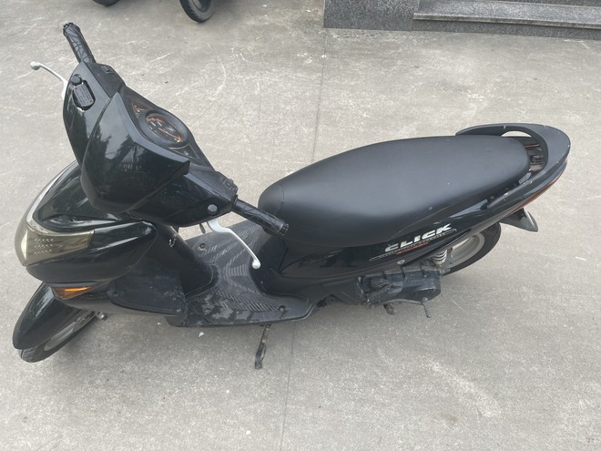 Chiếc xe máy nhãn hiệu Honda màu đen mang biển kiểm soát: 29V8-2796