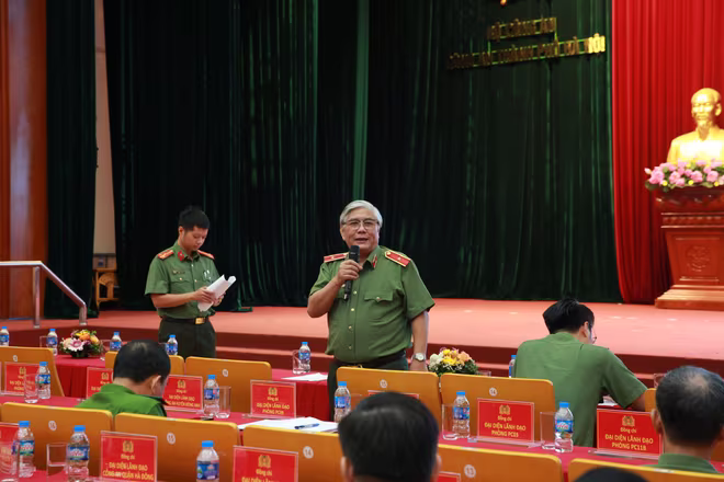 Thiếu tướng Nguyễn Bình Ban giải đáp, trao đổi những thông tin giá trị