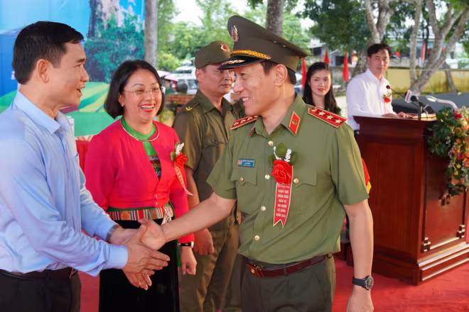Thượng tướng Lương Tam Quang chung vui với cấp ủy, chính quyền và nhân dân tỉnh Hòa Bình, huyện Tân Lạc, xã Phong Phú... Thượng tướng Lương Tam Quang chung vui với cấp ủy, chính quyền và nhân dân tỉnh Hòa Bình, huyện Tân Lạc, xã Phong Phú...